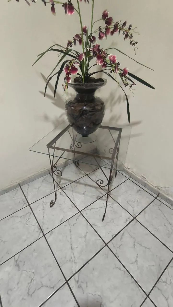 Aparador / Mesa de Apoio em Ferro Artesanal com Vidro