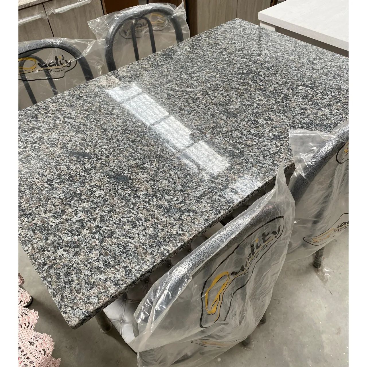 Mesa com 4 cadeiras - entrego 