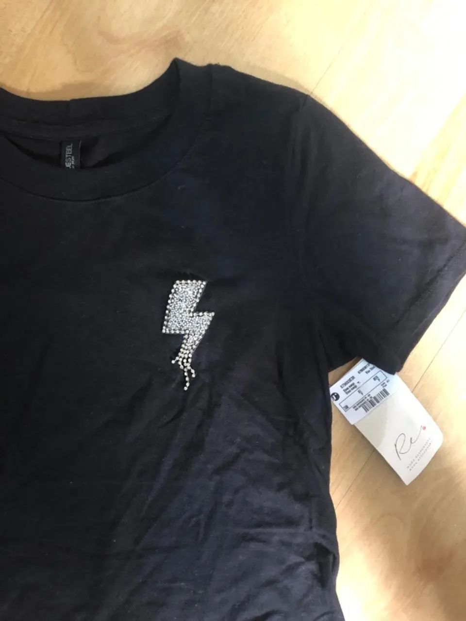 Camiseta Preto com strass nova tam P - Foto 2