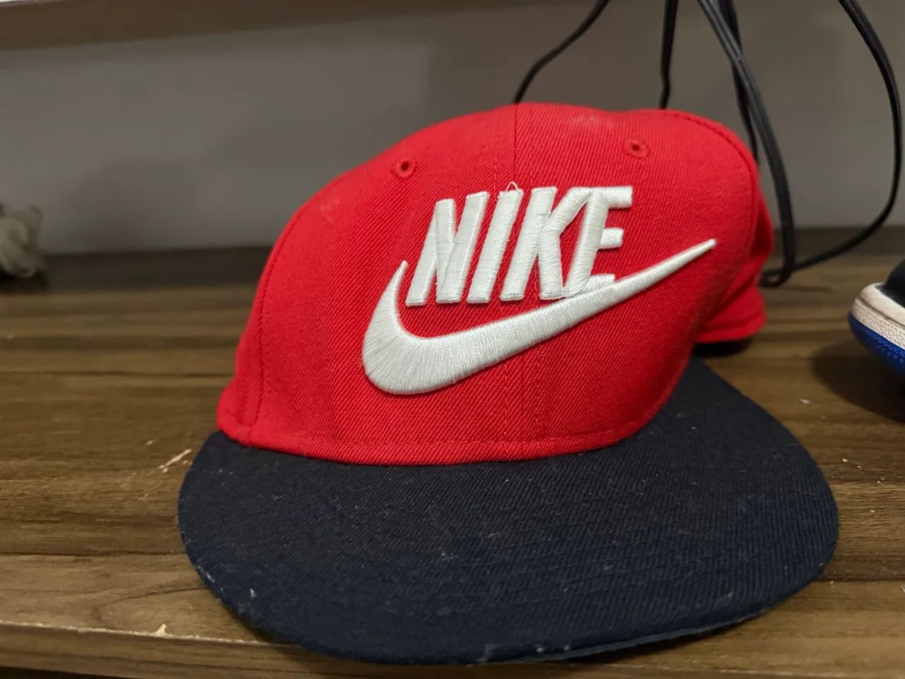 Boné Nike Aba Reta Vermelho e Preto - Snapback - Foto 2