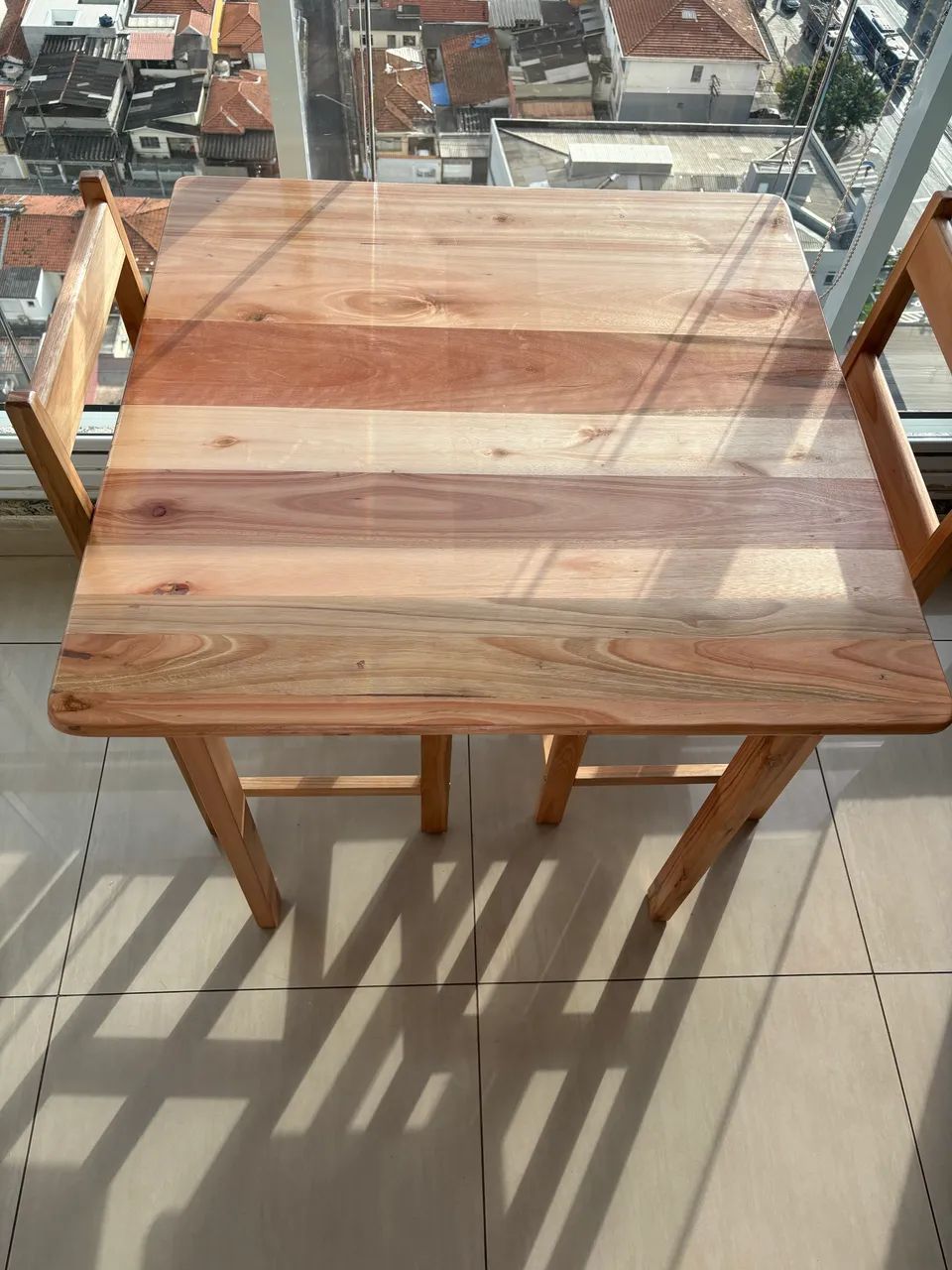 Mesa com 2 cadeiras. - Foto 2