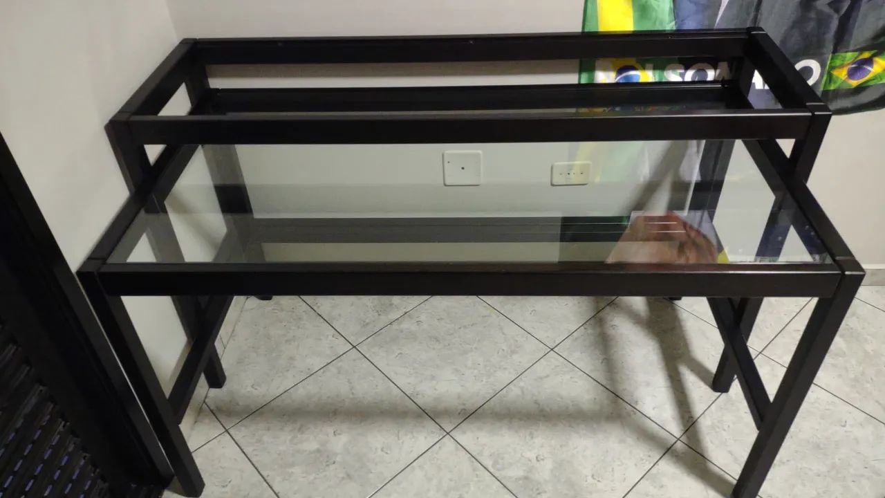 Mesa de escritório de vidro com aparador 