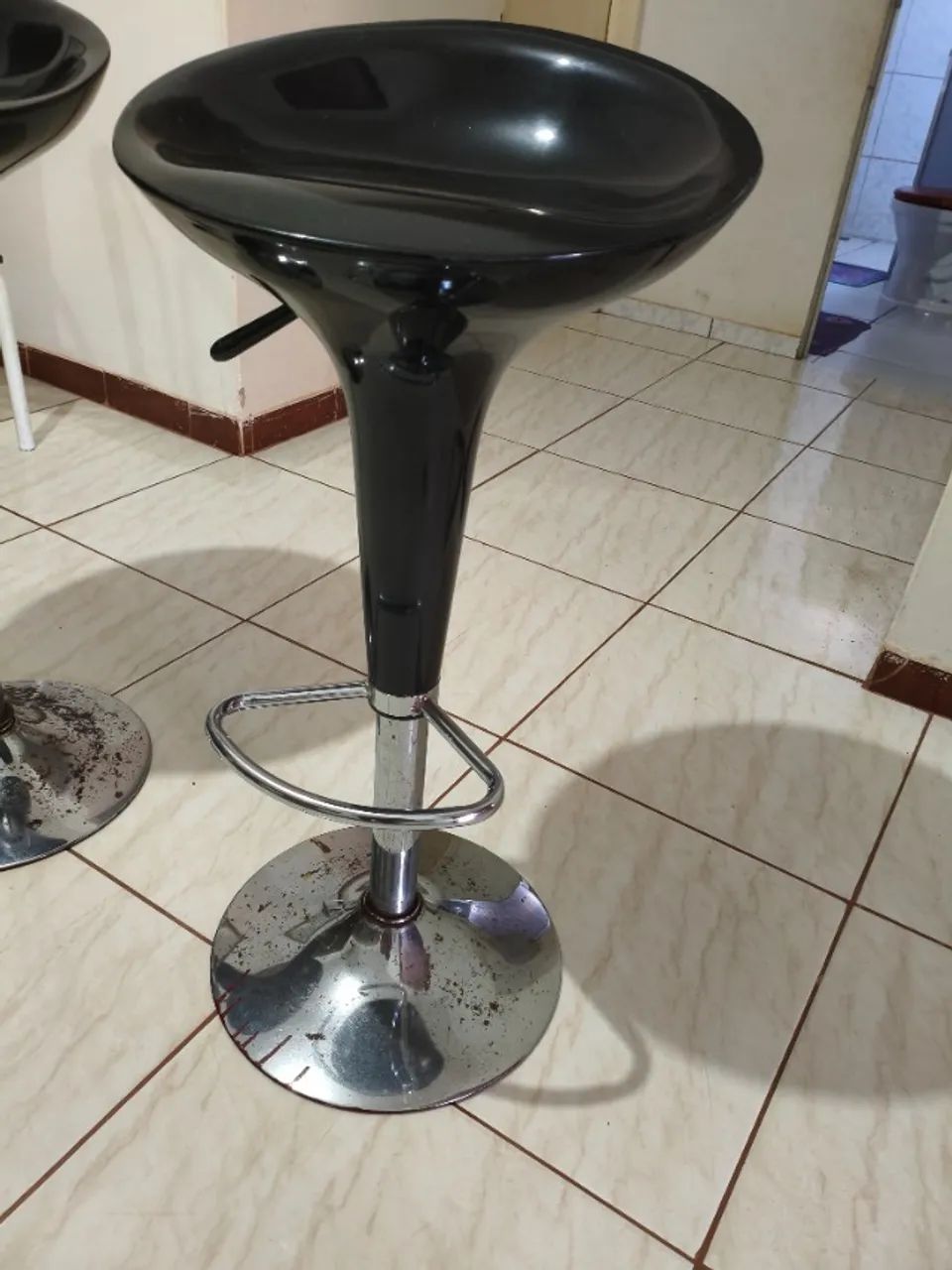 Banqueta alta giratória modelo "Tulipa", com assento em plástico ABS preto e base metal.  - Foto 2