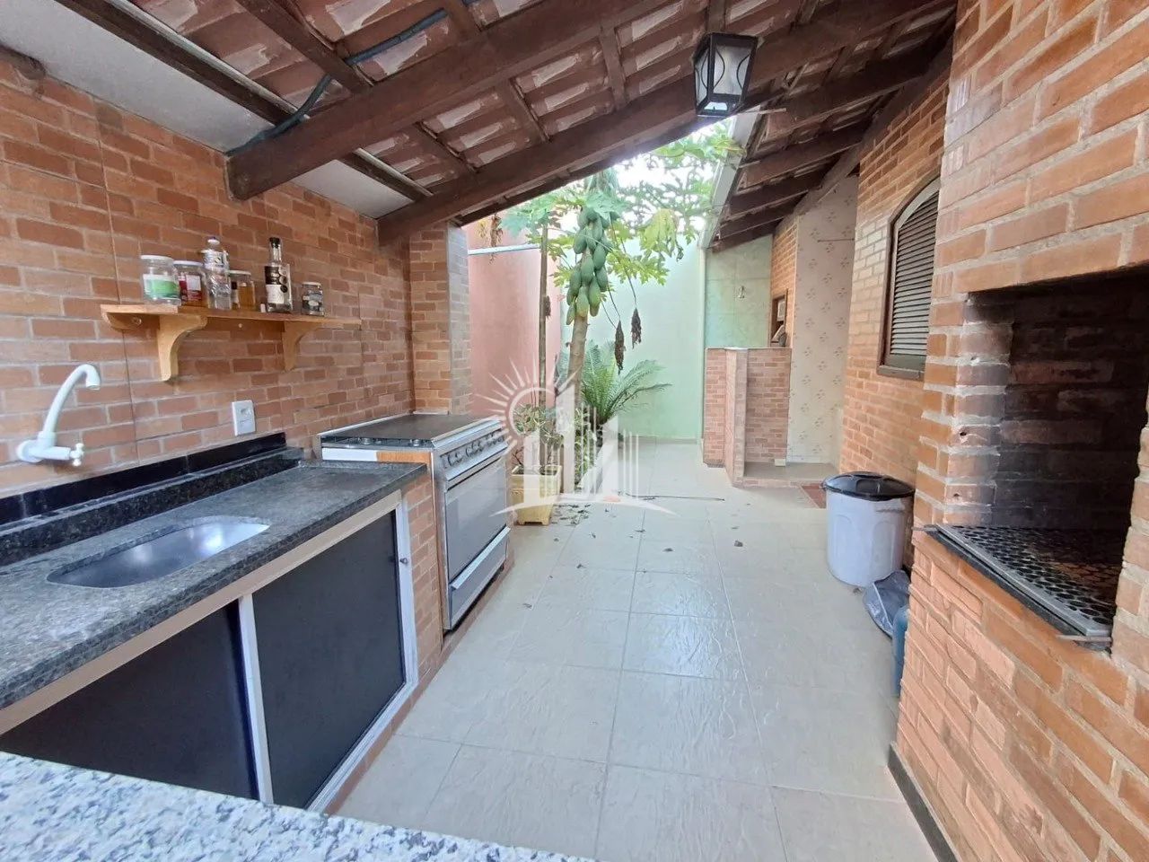 Casa com 4 dormitórios no Centro de Piçarras! - Foto 2