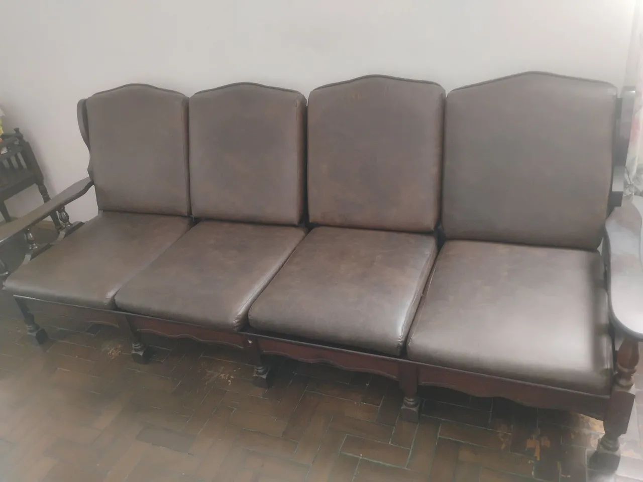 Vendo jogo de sofá completo de madeira com almofadas de couro - Foto 2