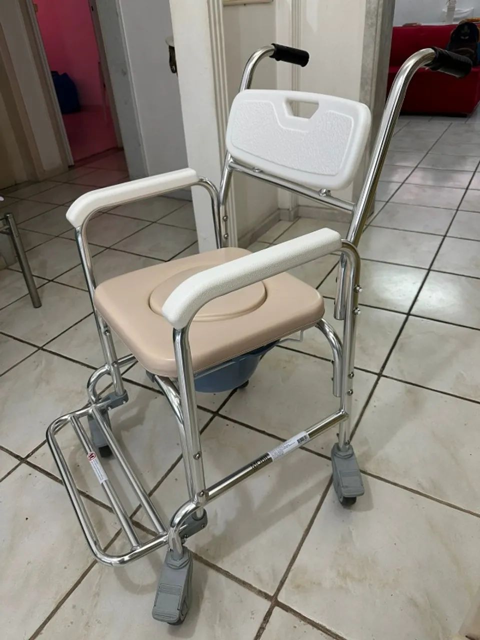 CADEIRA DE BANHO EM ALUMINIO SEM USO  Modelo com assento acolchoado, rodas e balde coleto - Foto 2