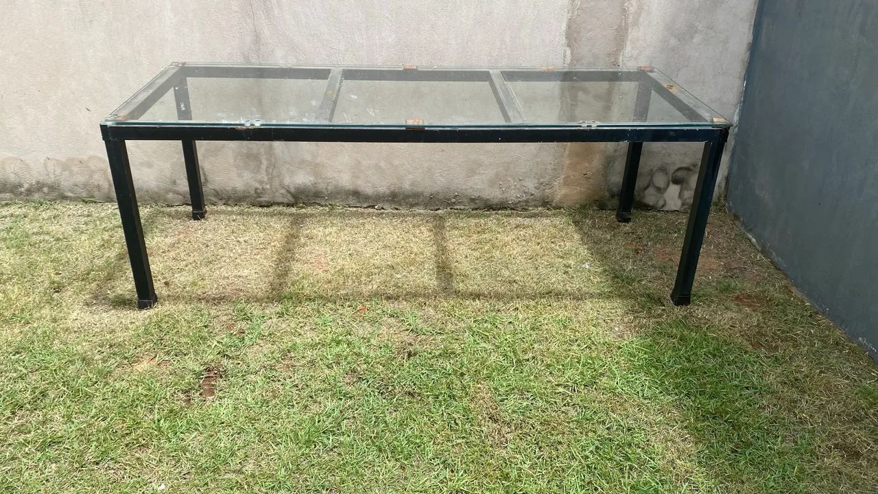 Mesa em aço e vidro 