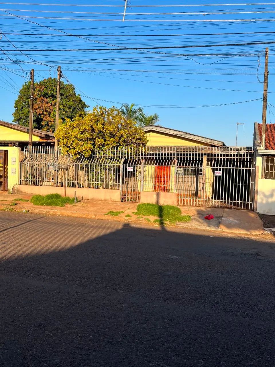 2 casas no quintal, frente 5 cômodos, Fundo 3 cômodos. - Foto 2