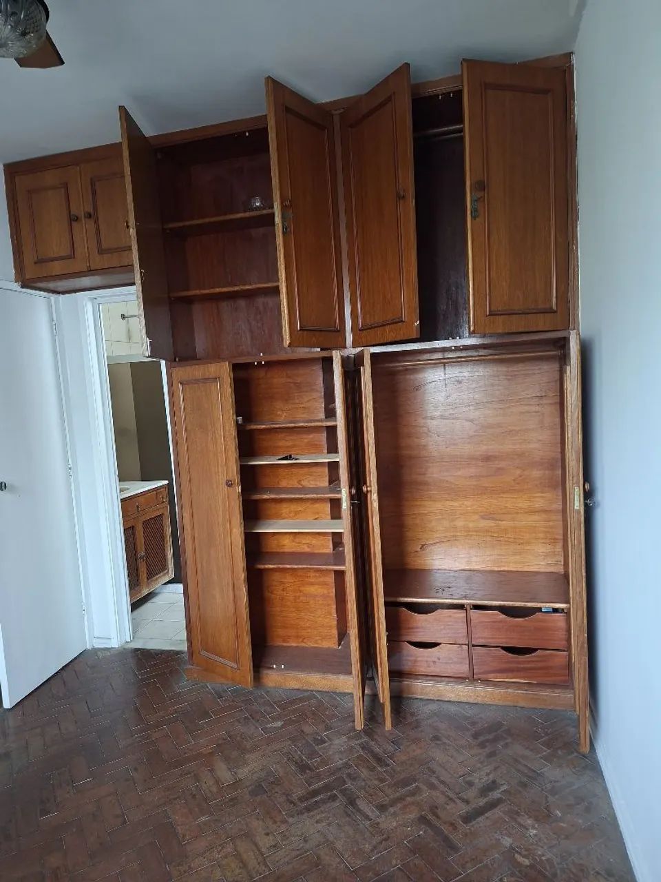 Guarda roupa de madeira - Foto 2