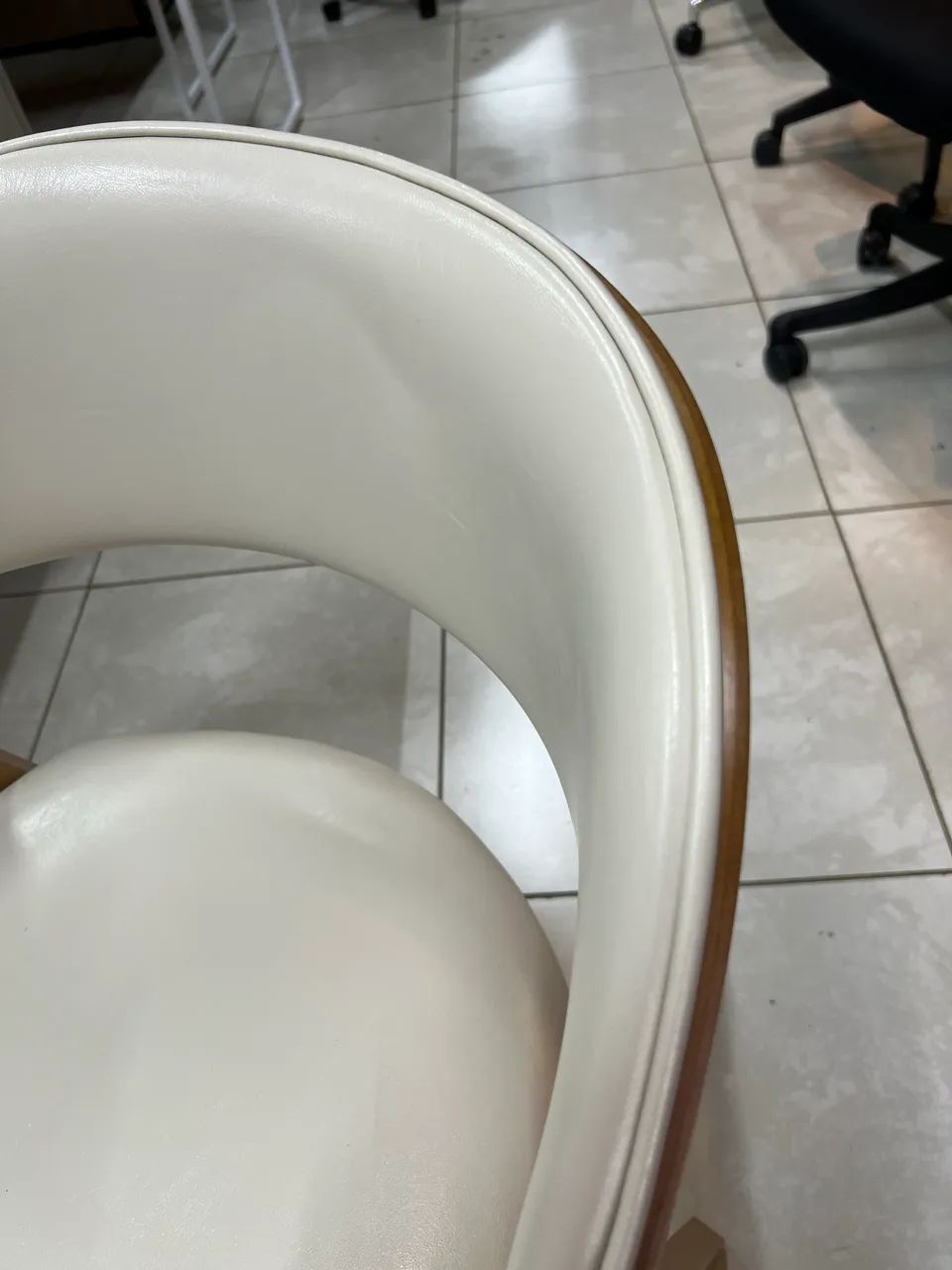 Cadeira no courino branco modelo poltrona  - Foto 4