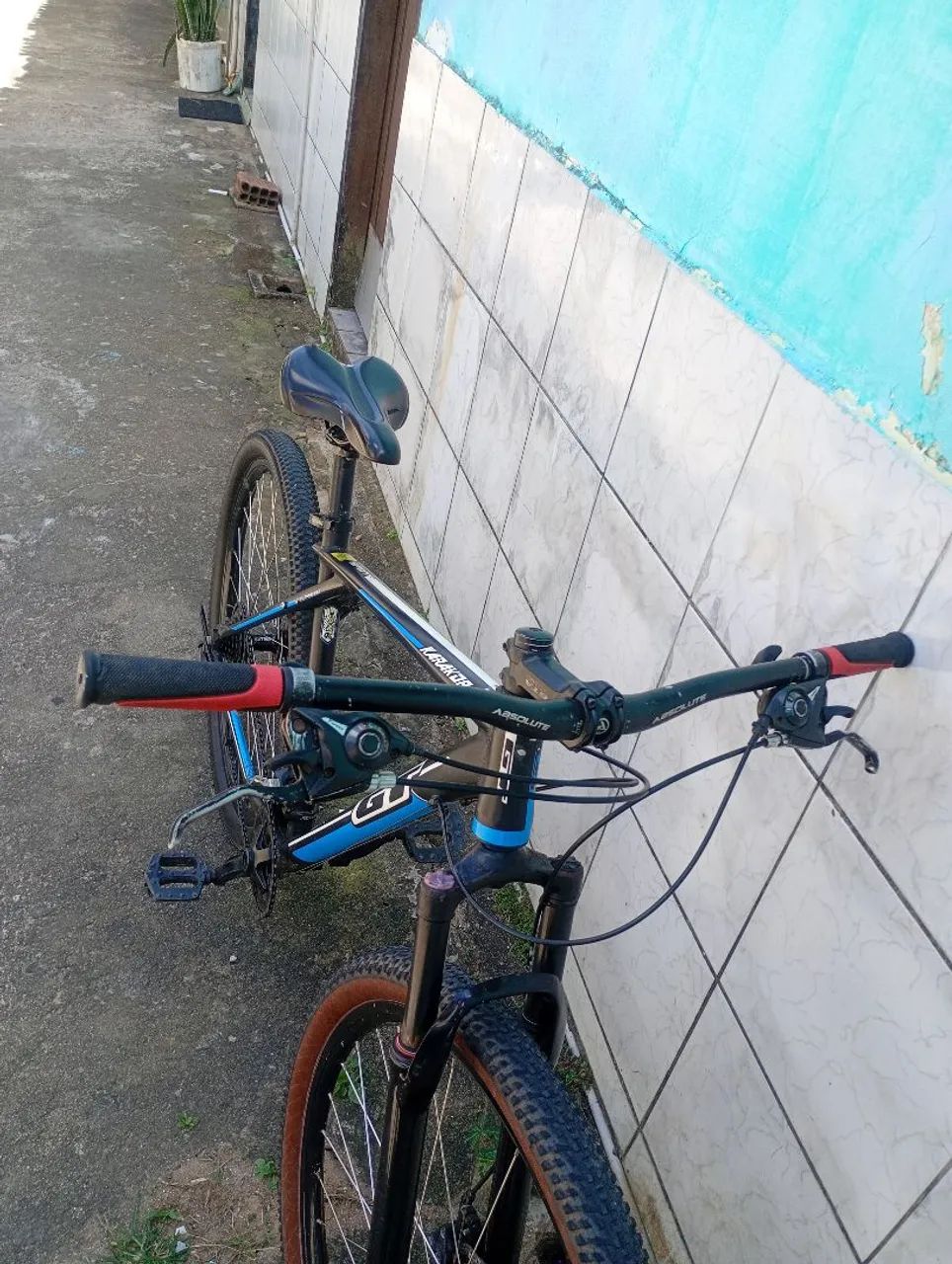 Bicicleta aro 29 alumínio GT com documento em mãos  - Foto 4
