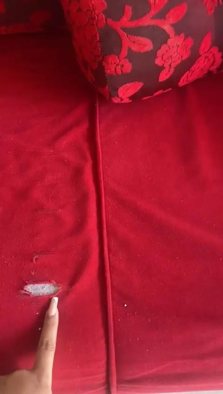conjunto de sofá e poltrona de veludo vermelho, com leves marcas de uso - Foto 4