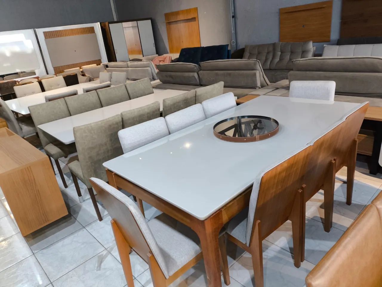 Mesa na laka com cadeiras de madeira 
