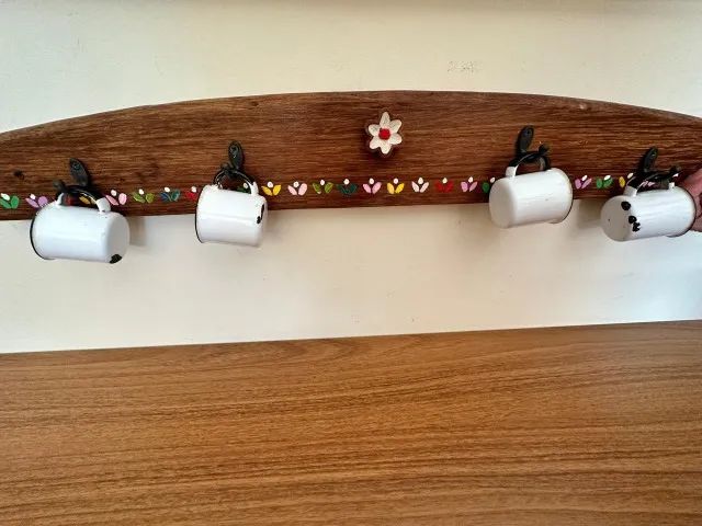 suporte em madeira e canequinhas para café. 