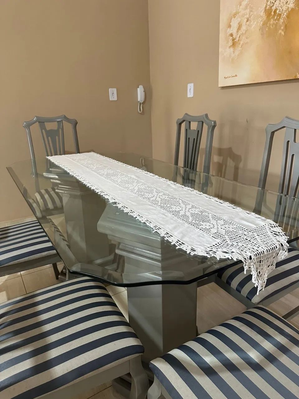 Mesa em madeira laqueada cinza com 6 cadeiras