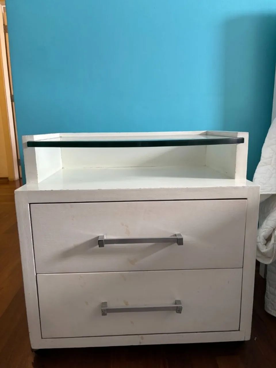 Mesa Cabeceira com Tampo de Vidro Curvo  (Madeira maciça)  - Foto 2