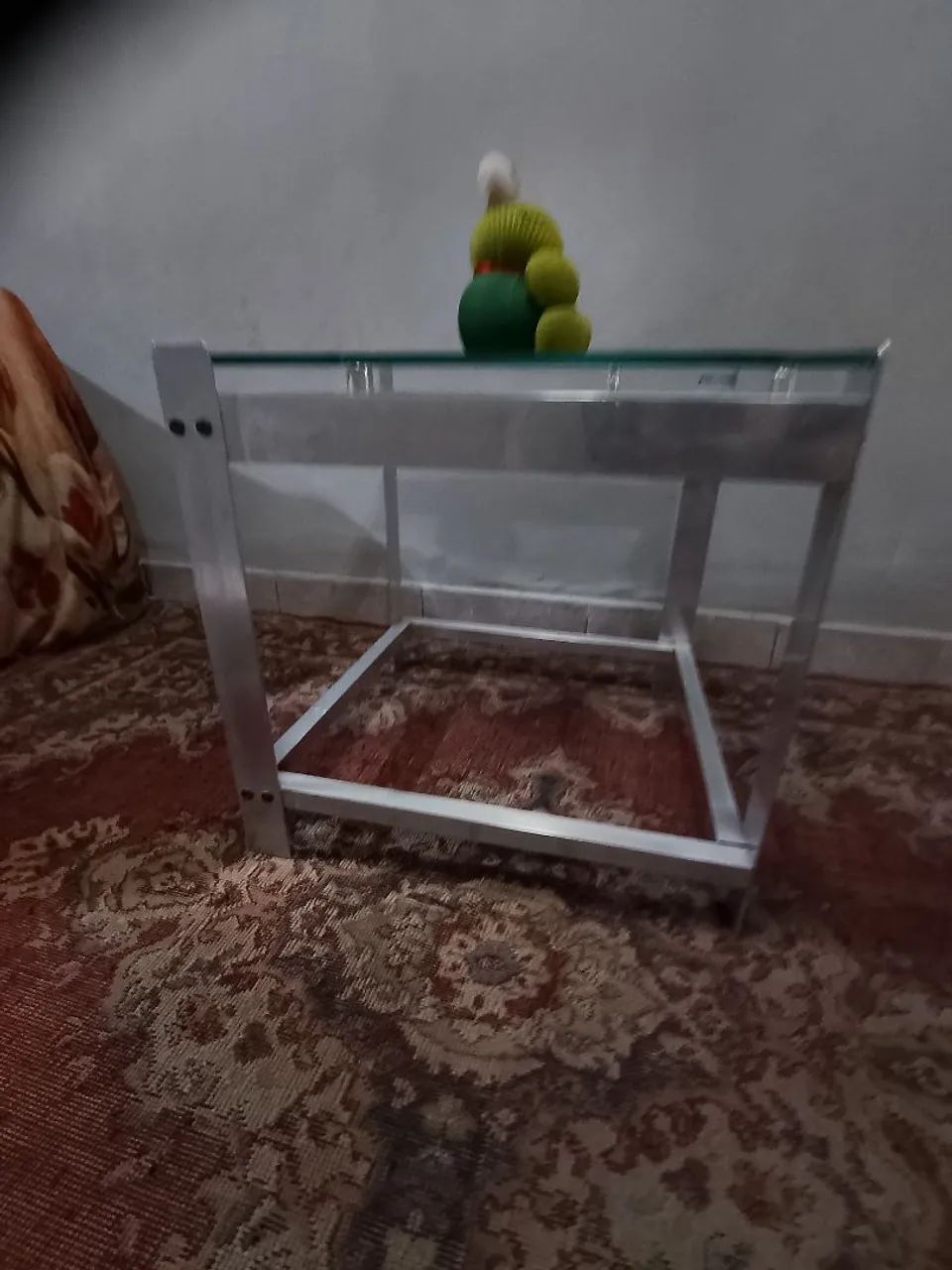 Mesa de centro de alumínio com tampa de vidro 