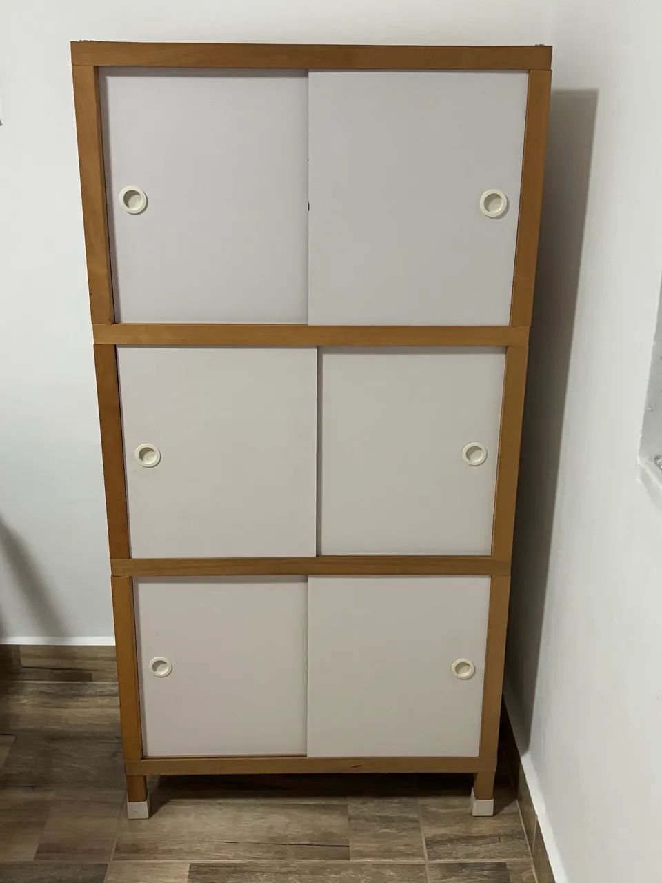 Armário de madeira com 6 portas de correr