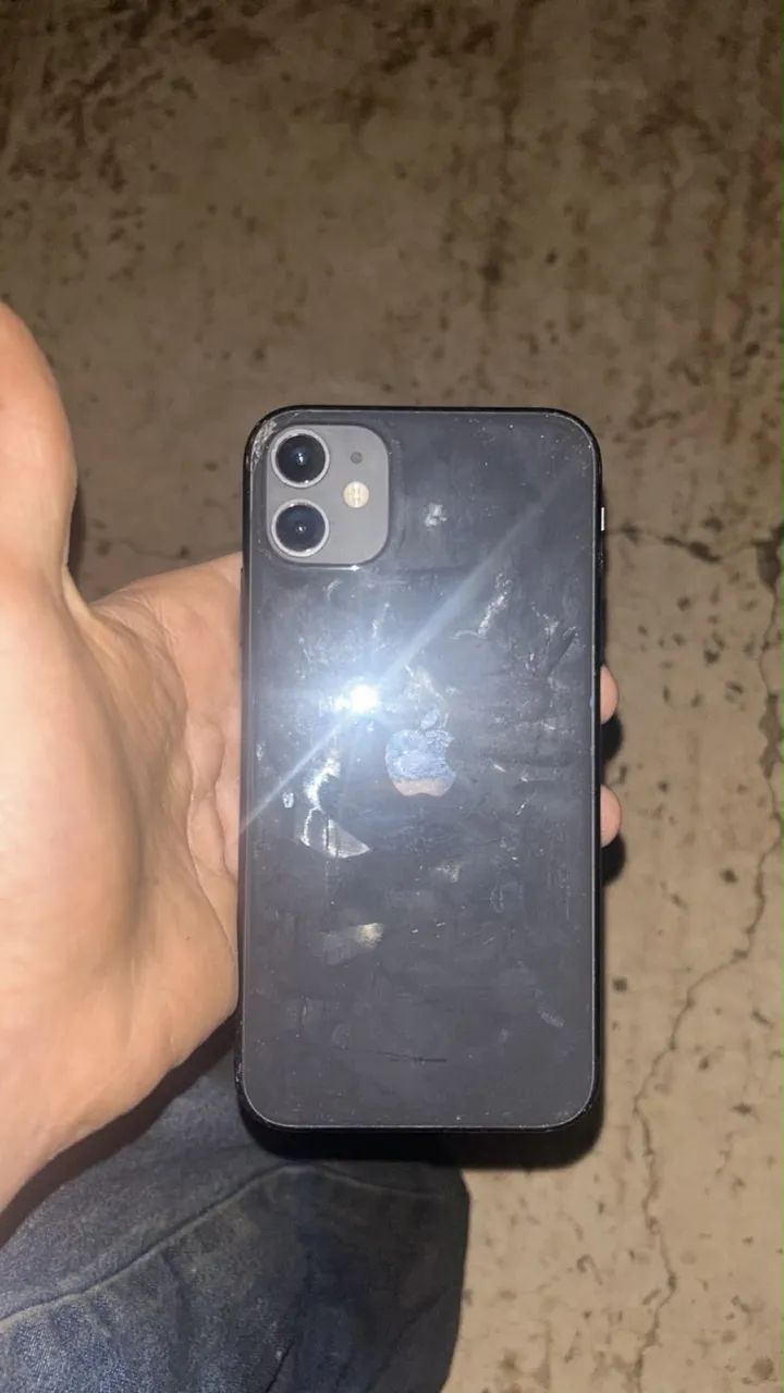 Vende-se iPhone 11 normal 64 gigas 