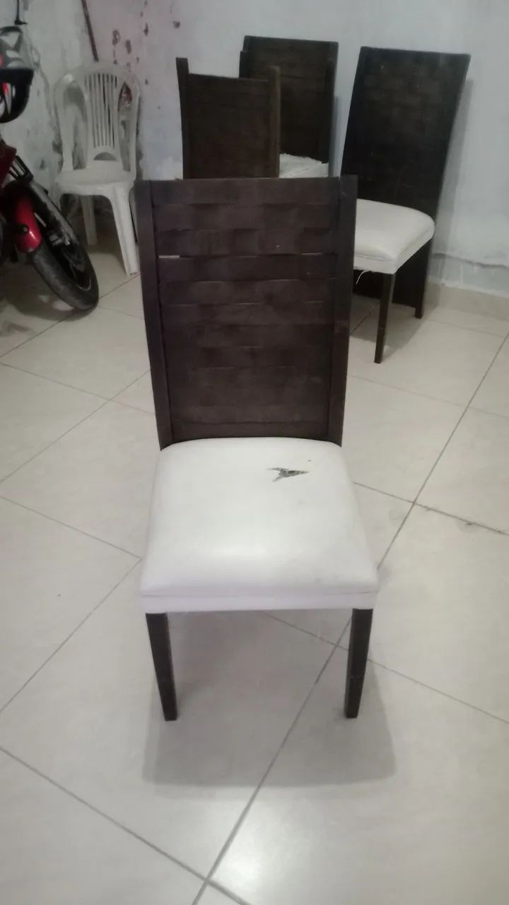Vendo 6 cadeira de madeira precisa reformar 