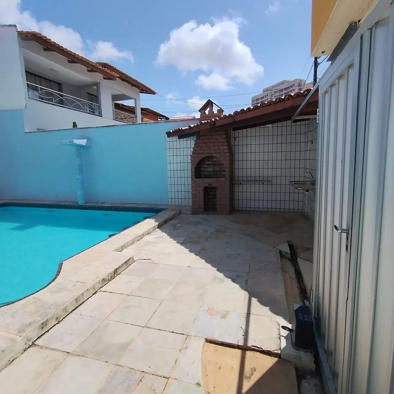 Imóvel para aluguel tem 300 metros quadrados com 5 quartos - Foto 2