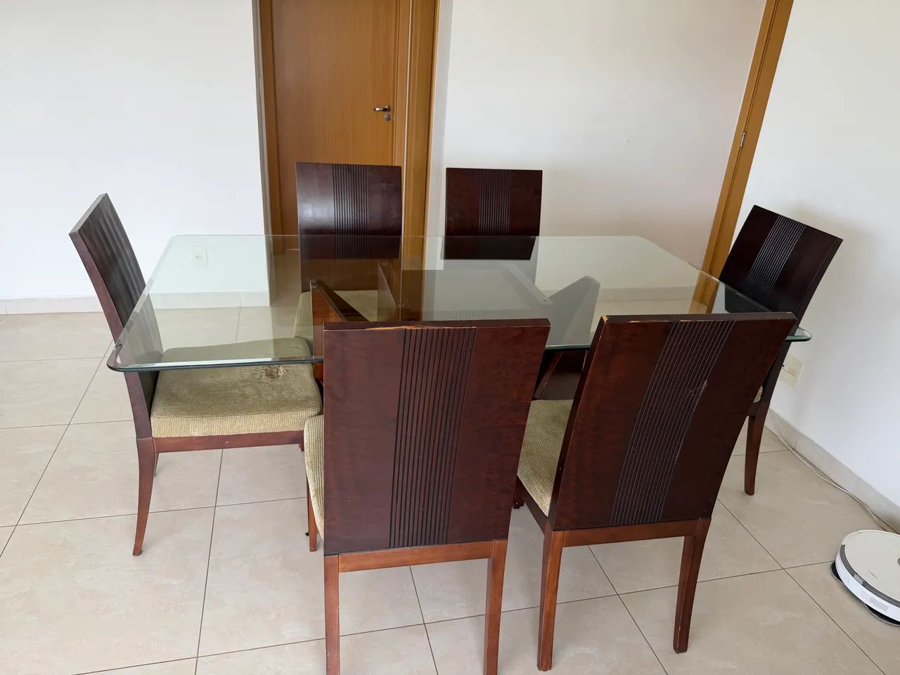 Mesa de madeira e tampa de vidro 6 cadeiras - Foto 2