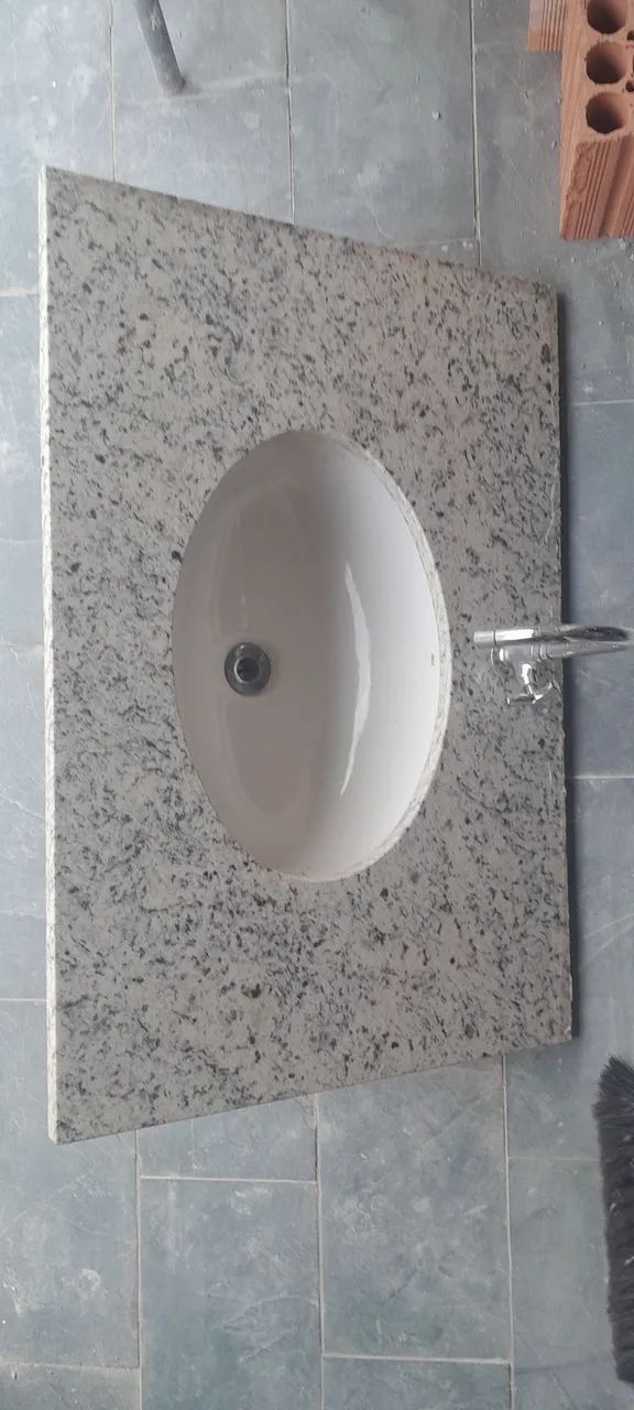 Pia de granito com cuba Deca