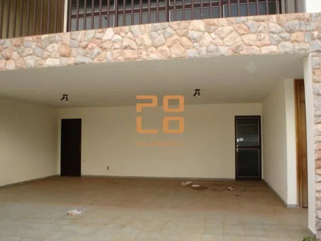Sobrado com quatro quartos para alugar no Setor Serrinha, em Goiânia - GO.