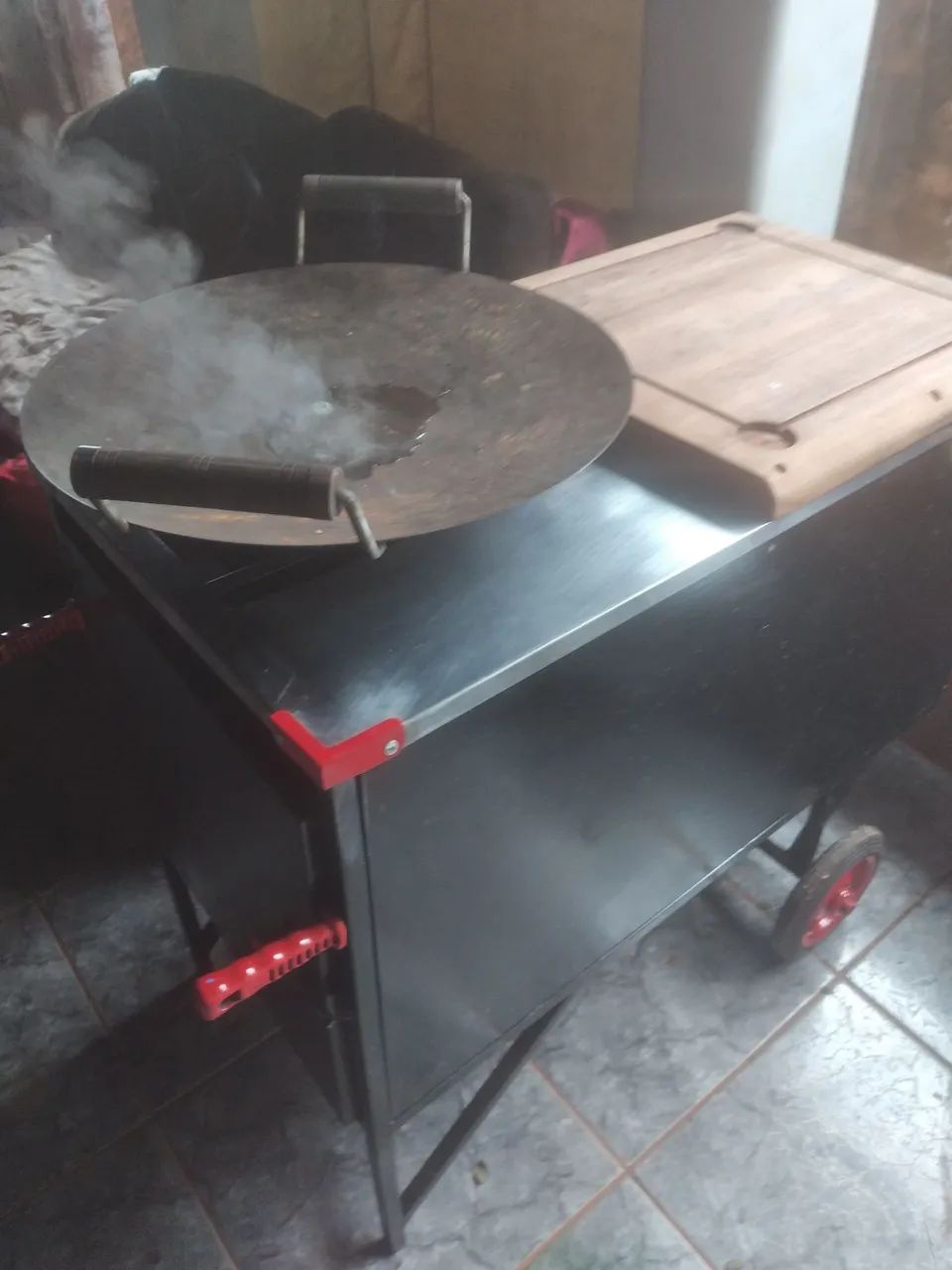 Carrinho a gás com tacho e tábua de carne