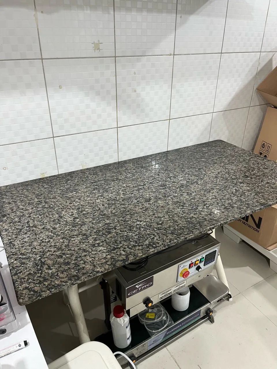 Mesa/Bancada de Granito 1,50 x 0,75 m com Base de Ferro - Excelente Estado - Foto 2