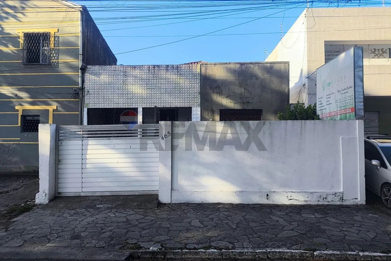 CASA COM TERRENO AMPLO NA AV. CAMILO DE HOLANDA
