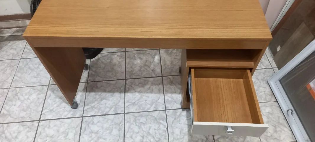 Mesa de escritorio com uma gaveta - Foto 2