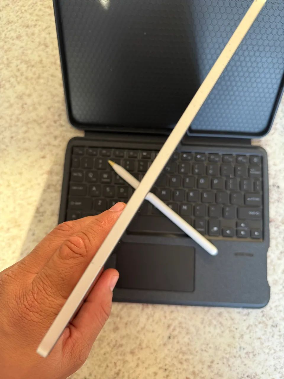 iPad Air 5 - M1 - Cinza - Apple Pencil 2 e Capa Teclado - Foto 3