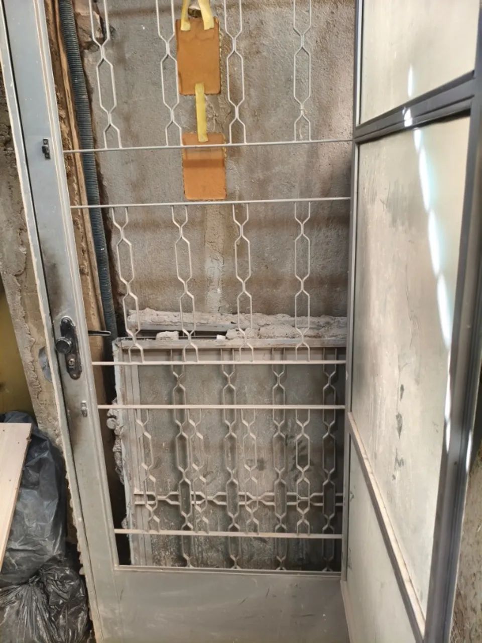 Porta com Grade e Vidro - Foto 2