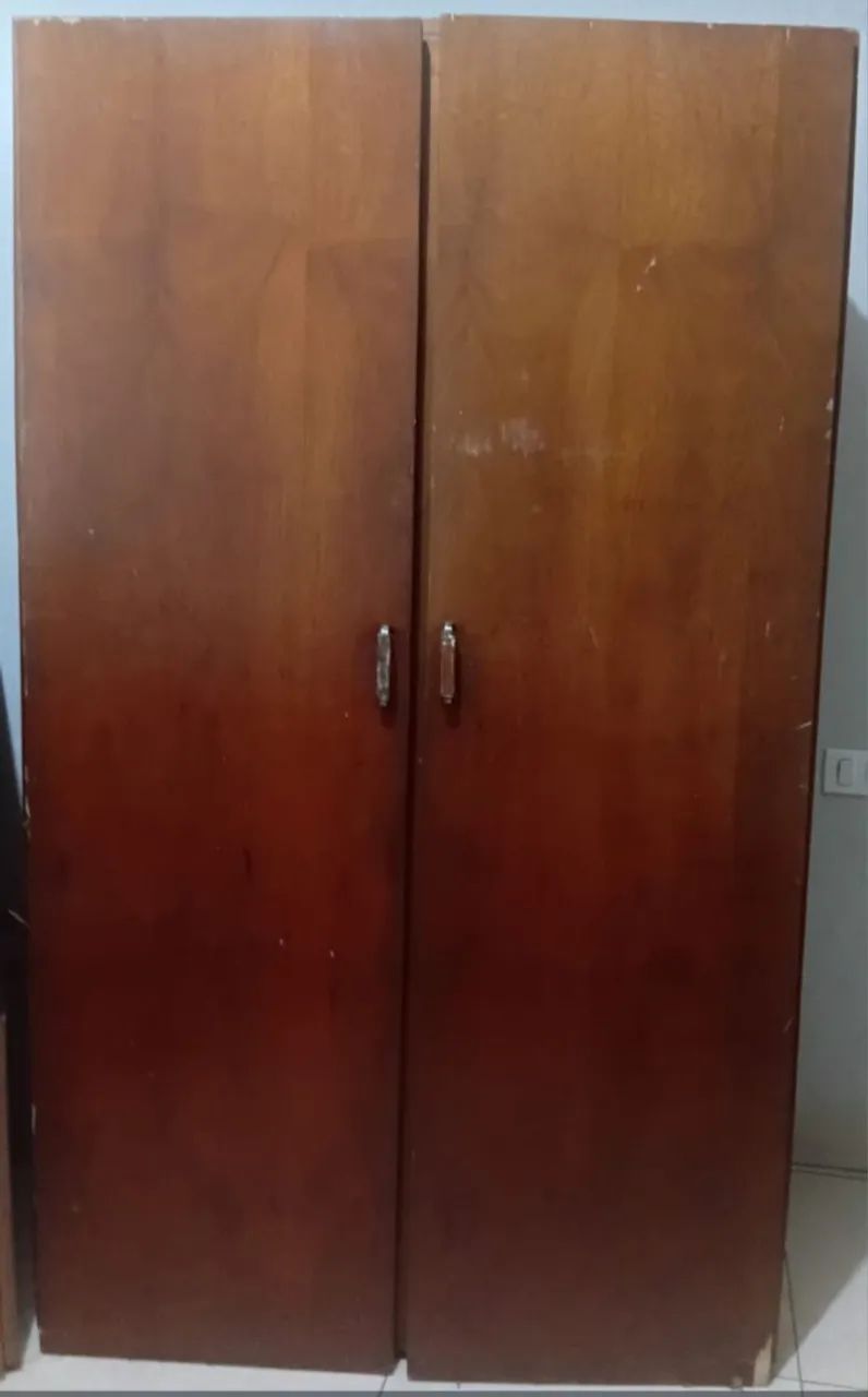 Guarda roupa antigo em madeira maciça  - Foto 3