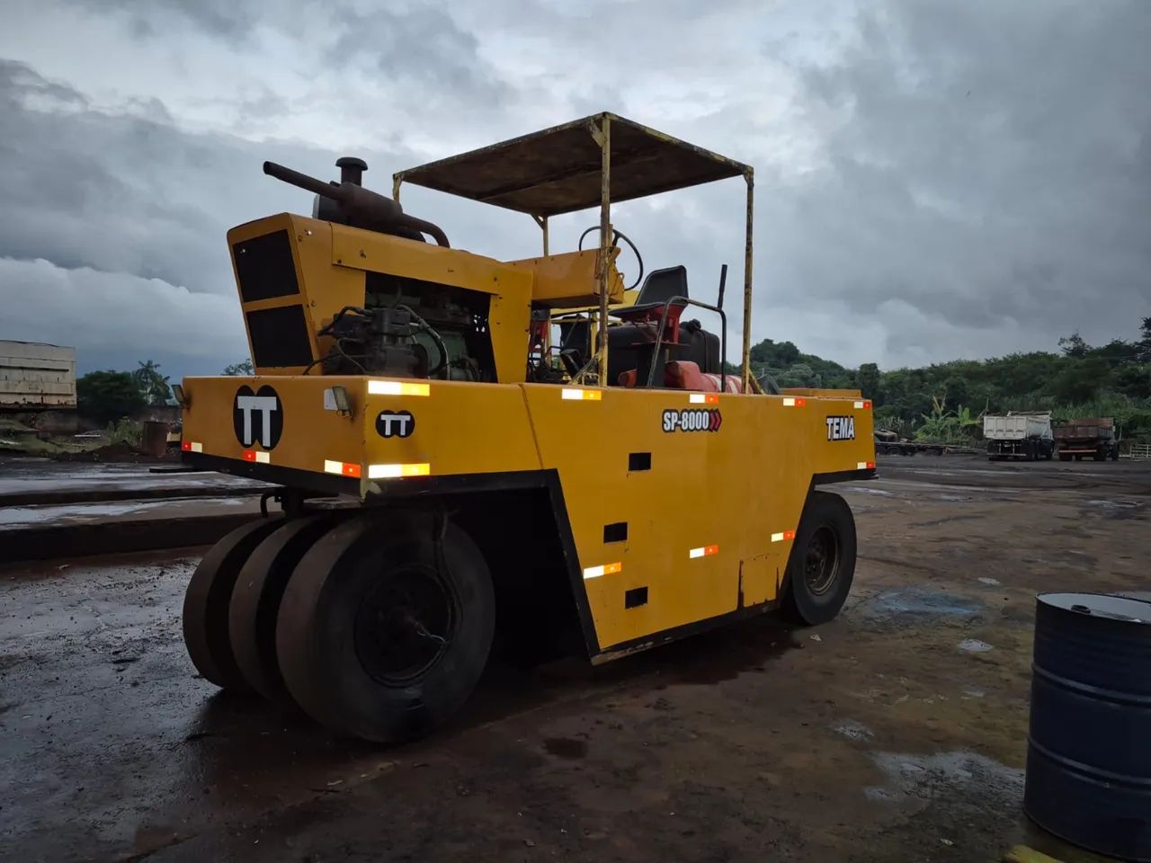 Rolo compactador de pneus 