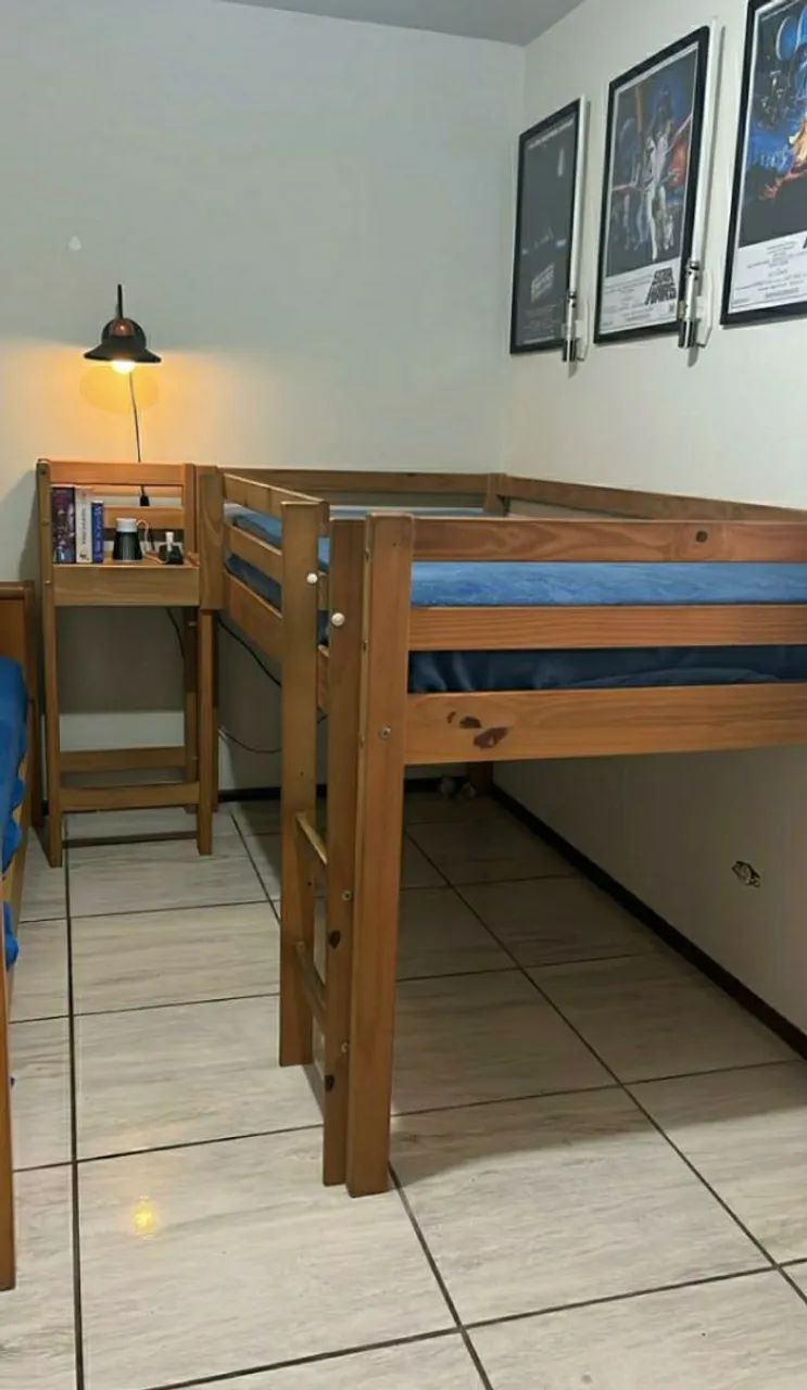 Cama solteiro suspensa de madeira maciça