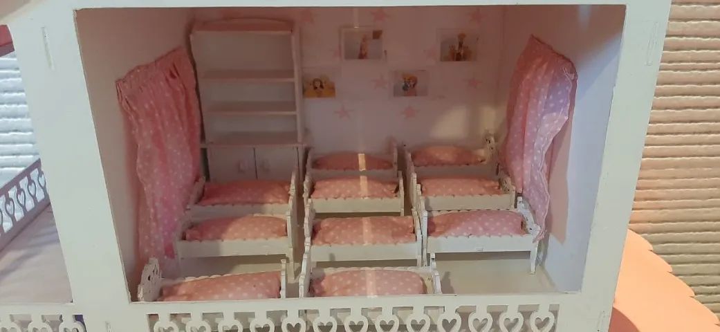 Casinha de madeira rosa e branca - Foto 3