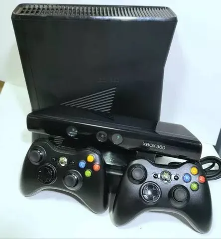 XBOX 360 slim COM 10 jogos e duas manetes e kinet - Videogames