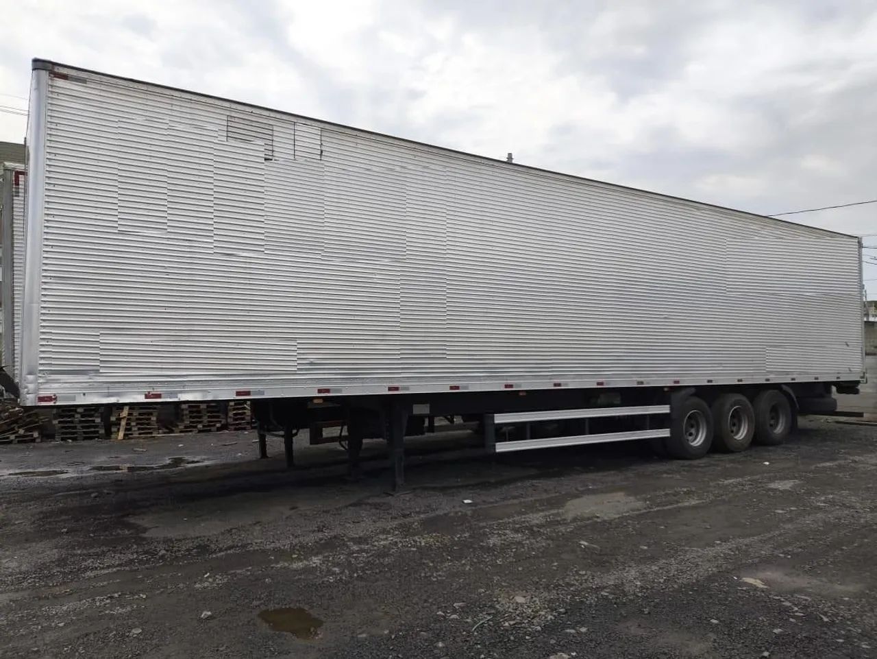 Vendo Carreta baú 3 eixos para 30 paletes ano 2015 - Foto 5