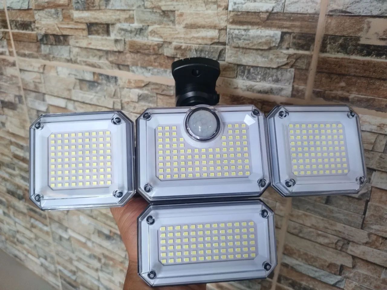 LUMINÁRIA COM SENSOR DE MOVIMENTO É CARREGAMENTO SOLAR 