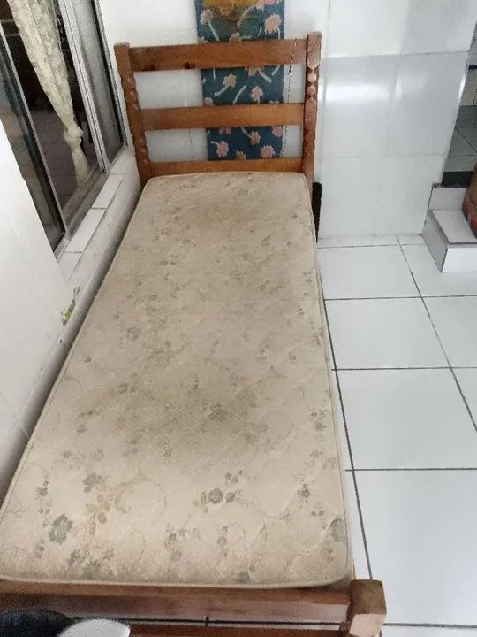 Cama de solteiro em madeira com colchão