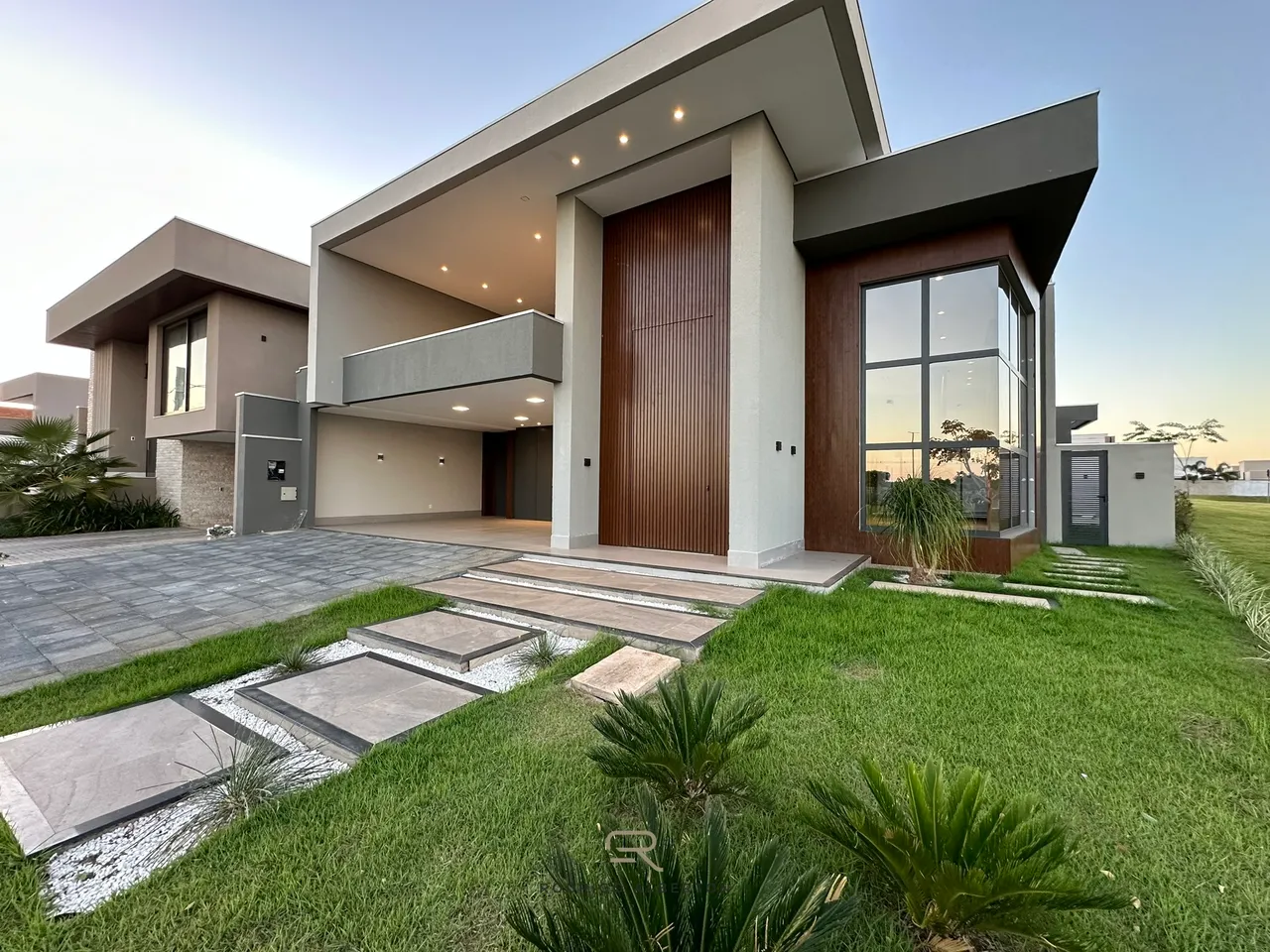 "Residência de Luxo Florais Itália: Elegância Contemporânea em Cuiabá R$3.990.000"