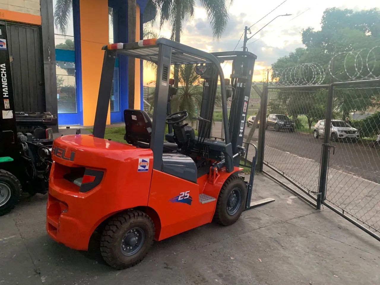 Empilhadeira HELI 2,5t diesel direto Fábrica - Foto 2