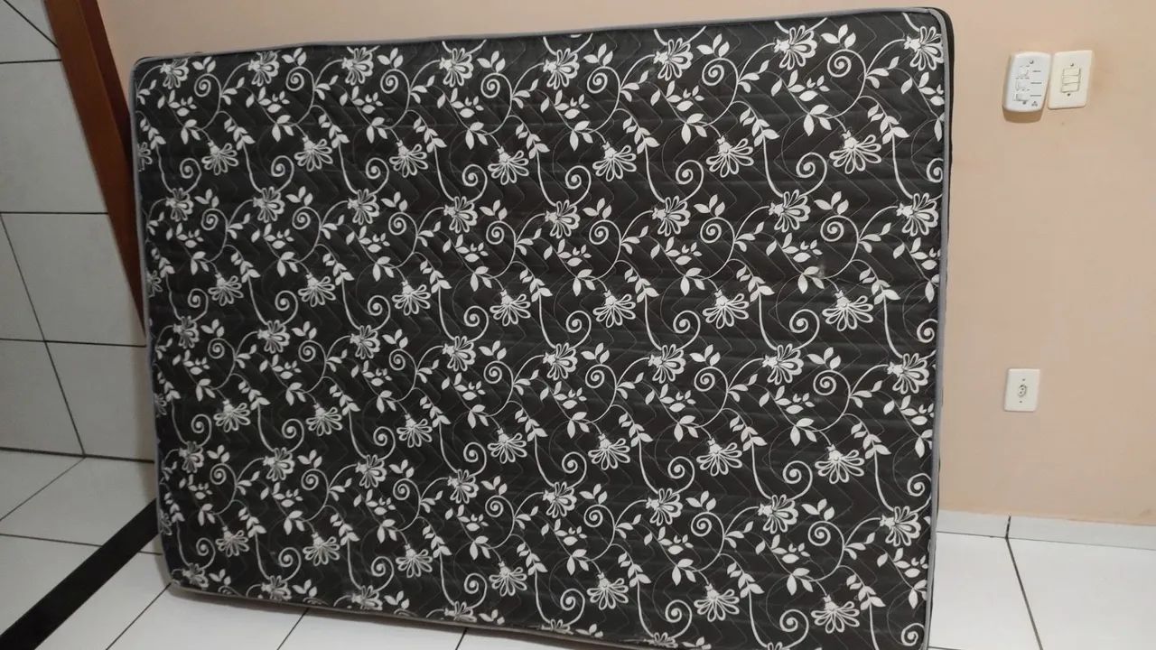 Cama de casal em madeira e com colchão 