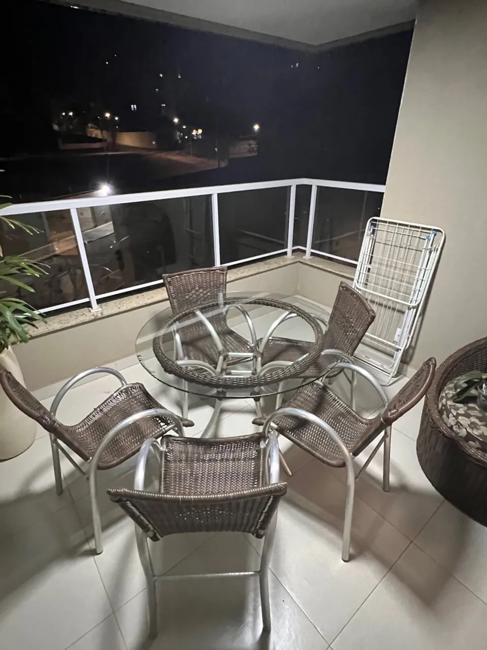 Mesa de jantar para área externa com 5 cadeiras