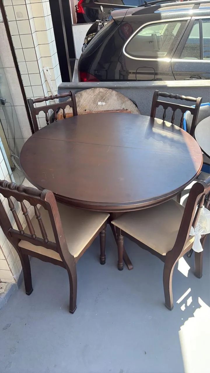 Extendable round table with 4 chairs64220715913475120
