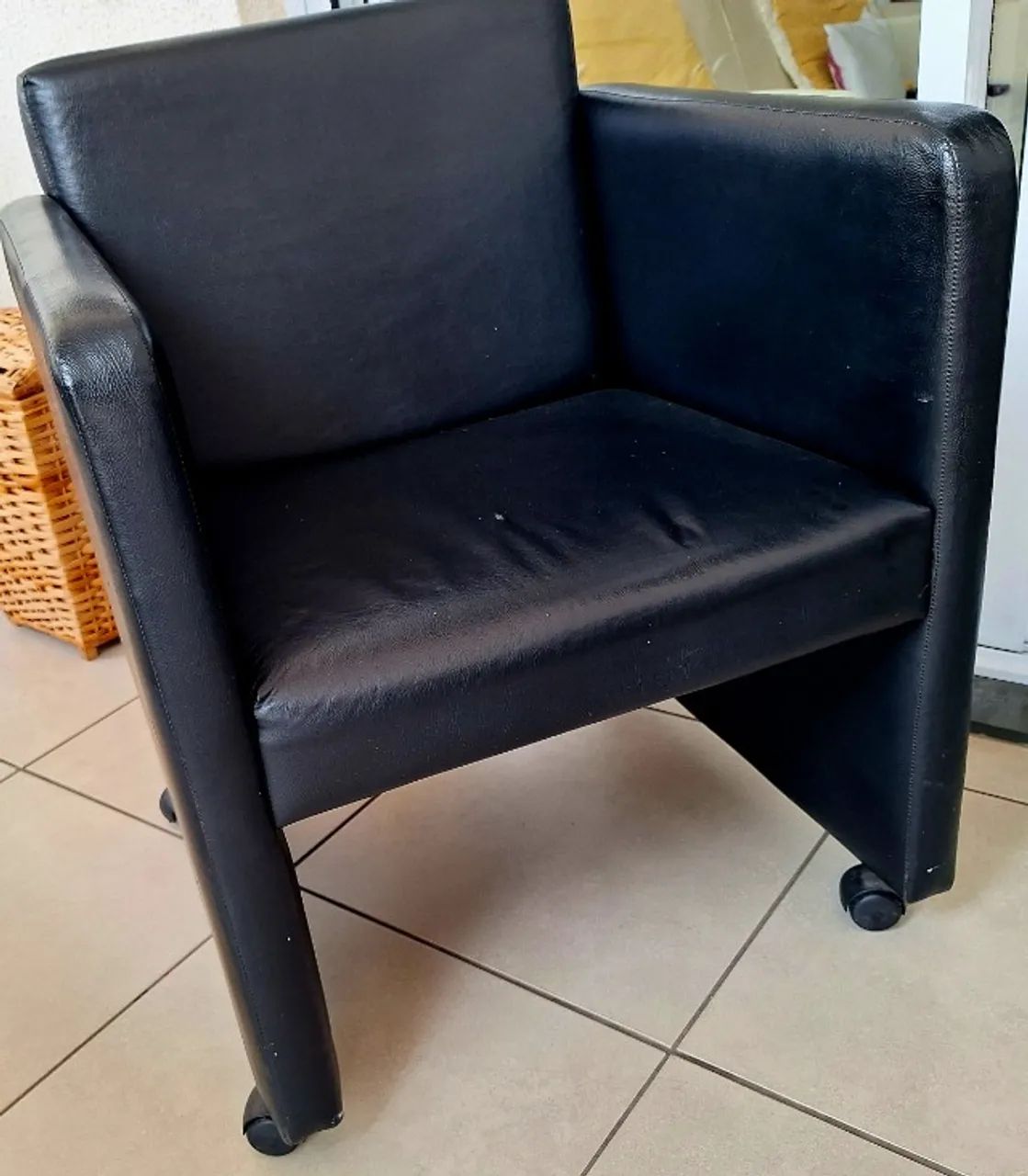 Poltrona preta em couro - Foto 3