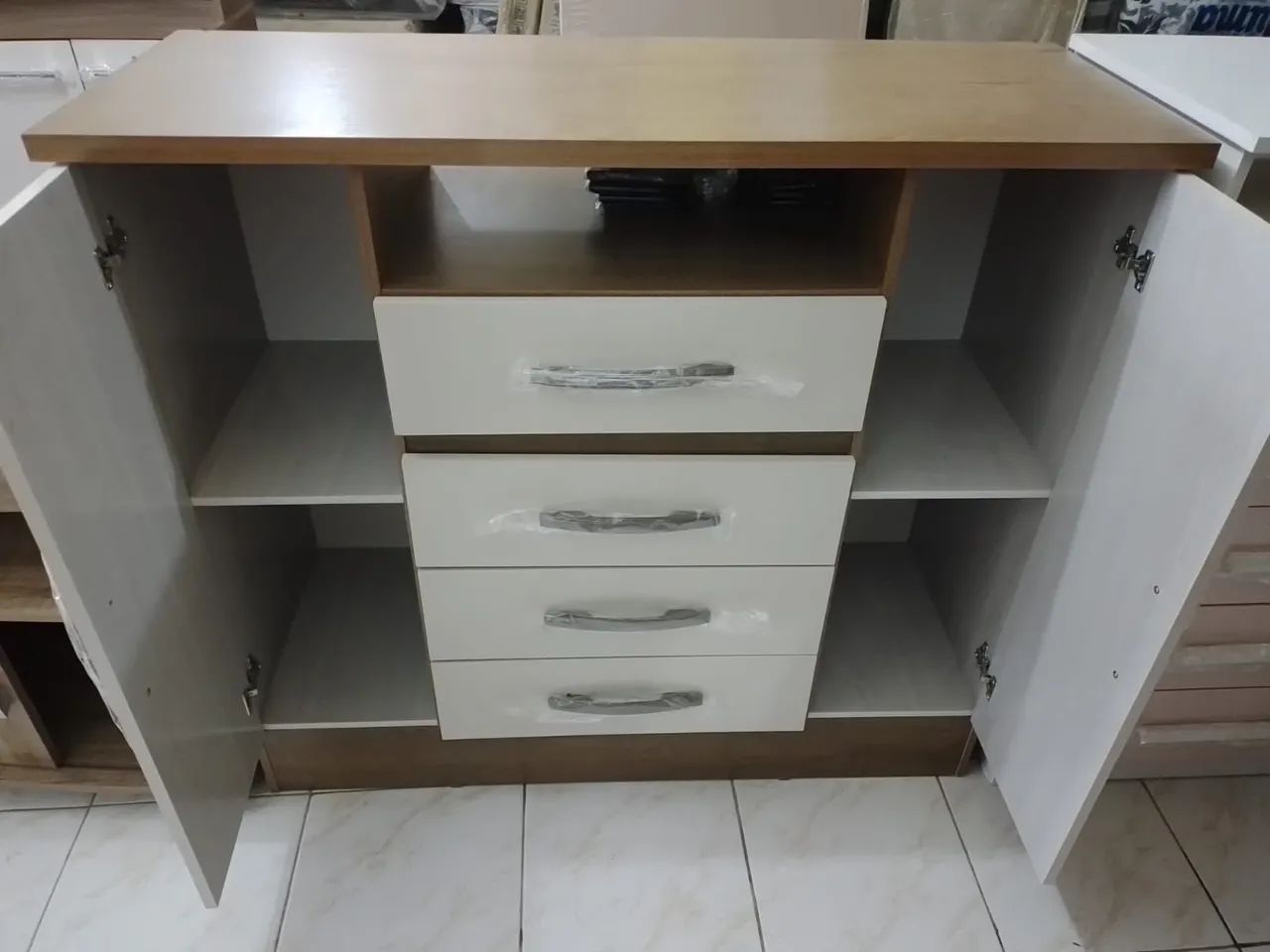 CÔMODA 4 GAVETAS 2 PORTAS