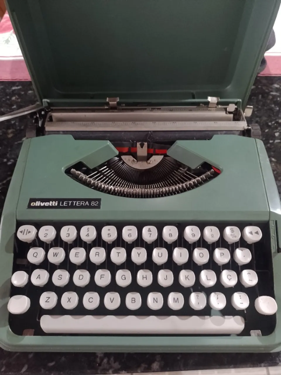 máquina de escrever Olivetti lettera 82